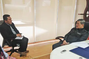 WAWANCARA EKSKLUSIF: Wartawan Berita Harian Chairul Fahmy Hussaini (kiri) menemu ramah Encik Mohamad Sabu di pejabatnya di Kementerian Pertahanan di Kuala Lumpur, tengah hari semalam. - Foto ihsan CHAIFUL FAHMY HUSSAINI
