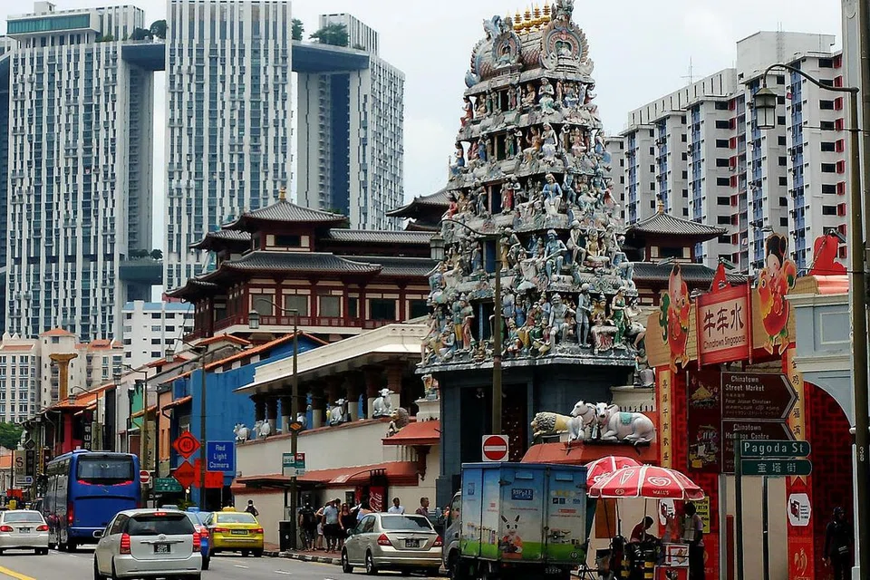 ANTARA YANG LAMA DENGAN BARU: Beberapa tempat beribadah termasuk masjid dan kuil terletak sederet di South Bridge Road di Chinatown dengan berlatarbelakangkan kawasan perumahan Pinnacle@Duxton. - Foto KHALID BABA 