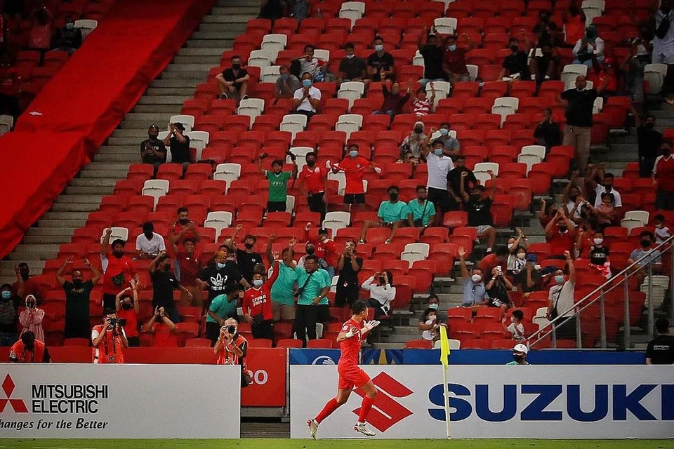 SENTUHAN HEBAT: Ikhsan meraikan golnya semasa membantu Singa membuka tirai kejohanan dengan kemenangan di hadapan lebih 7,500 penyokong di Stadium Negara malam kelmarin. - Foto-Foto BH oleh JASON QUAH