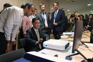 MANFAAT PERKONGSIAN: Encik Heng Swee Keat (dua dari kiri) di Simposium CREATE pada Isnin mencuba teknologi baru yang dihasilkan Universiti ETH Zurich dan dikomersialkan oleh Articares, sebuah syarikat alat perubatan.