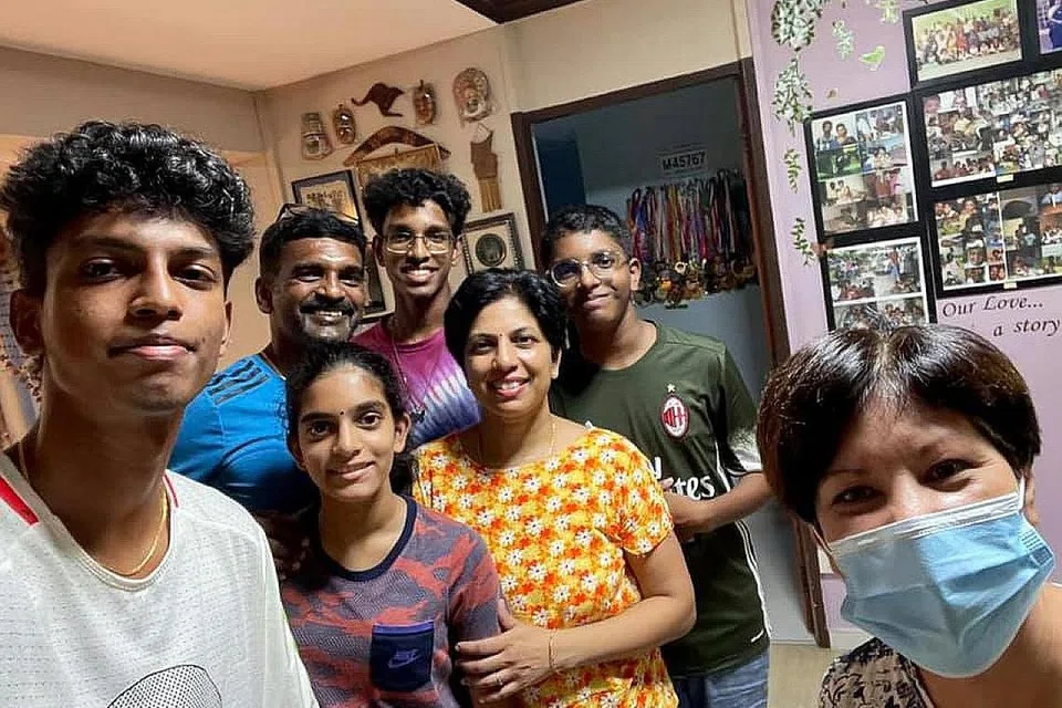 MENDAPAT SOKONGAN: Cik Indranee Rajah (kanan) mengunjungi Encik Thiruben (kiri) sekeluarga di rumah mereka untuk memberikan sokongan selepas keluarga itu menjadi sasaran komen berbaur perkauman di media sosial baru-baru ini. - Foto ZAOBAO