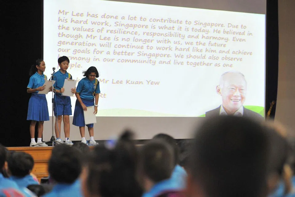 ACARA DI SERATA PULAU - ACARA DI SEKOLAH: Murid Sekolah Rendah Telok Kurau menganjurkan majlis perhimpunan khas memperingati Encik Lee Kuan Yew di dewan sekolah semalam. - Foto THE STRAITS TIMES