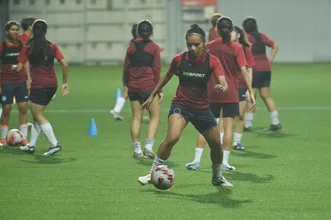 GIGIH BERLATIH: Kapten Siti Rosnani Azman dan rakan-rakannya gigih berlatih bagi dipilih mewakili Singapura di Sukan Asia di Hangzhou, China.