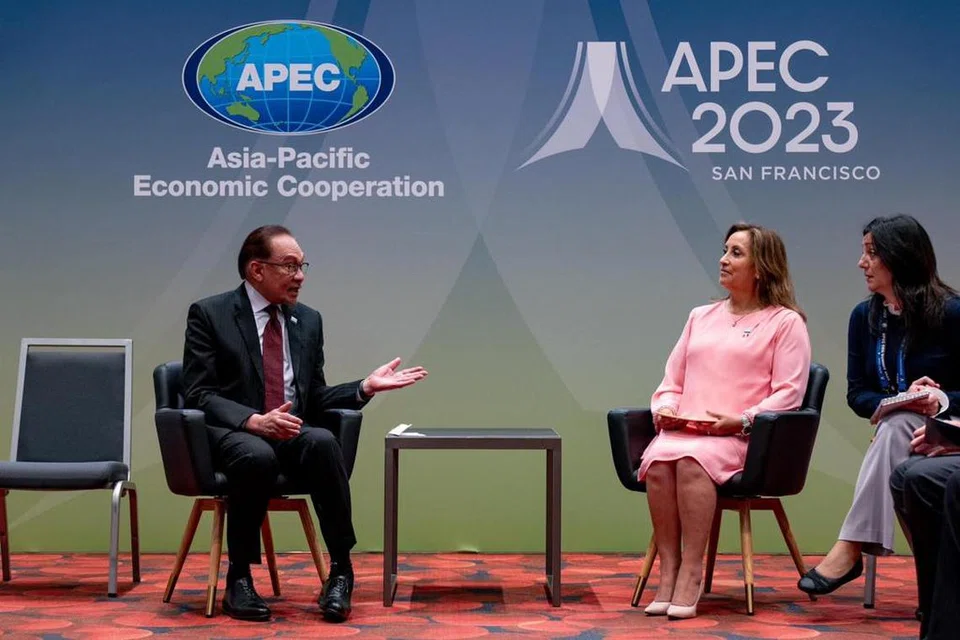 PERBINCANGAN DUA HALA: Perdana Menteri Malaysia, Datuk Seri Anwar Ibrahim dan Presiden Peru, Cik Dina Ercilla Boluarte Zegarra, bertemu pada sisi Mesyuarat Pemimpin Ekonomi (AELM) Kerjasama Ekonomi Asia-Pasifik (Apec) di San Francisco, California, Amerika, pada Khamis.