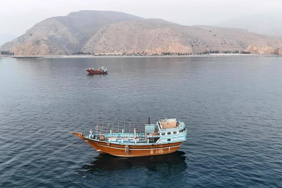 Bot dan kapal dilihat berlabuh berhampiran Semenanjung Musandam di utara Oman dekat Selat Hormuz pada 27 Jun 2026, ketika Iran dan Oman meneruskan perbincangan mengenai cadangan mengenakan bayaran perkhidmatan terhadap kapal yang melalui laluan perdagangan strategik itu.