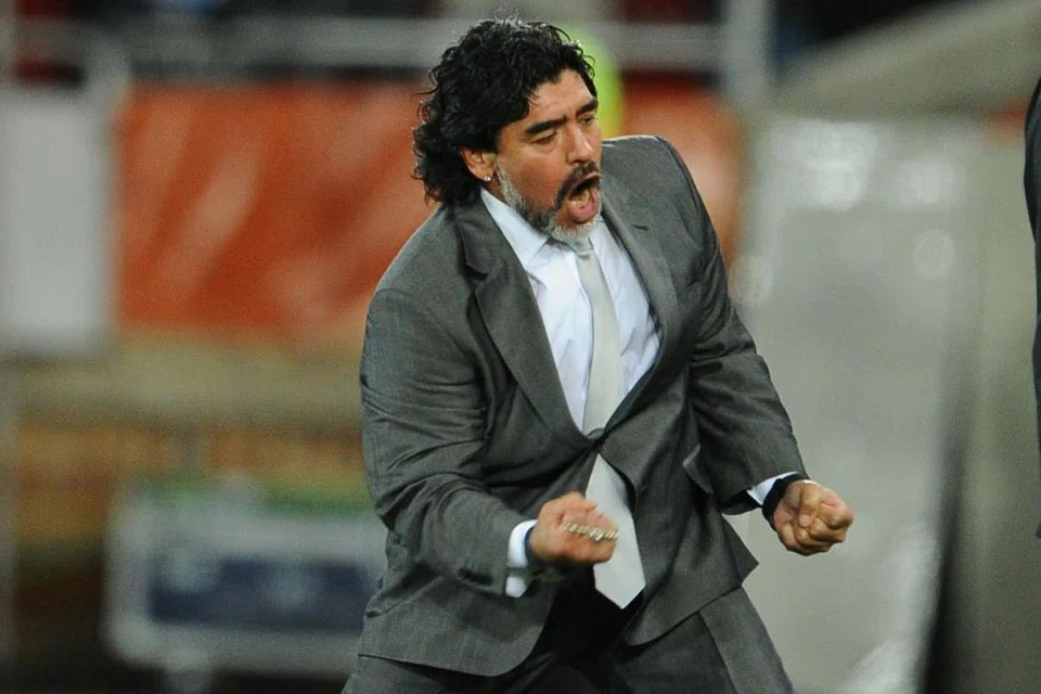 SAAT KEBANGKITAN SEMULA: Maradona penuh semangat selepas pemain Argentina menjaringkan gol ketika menjadi jurulatih negaranya dalam Piala Dunia 2010 di Afrika Selatan. - Foto AFP