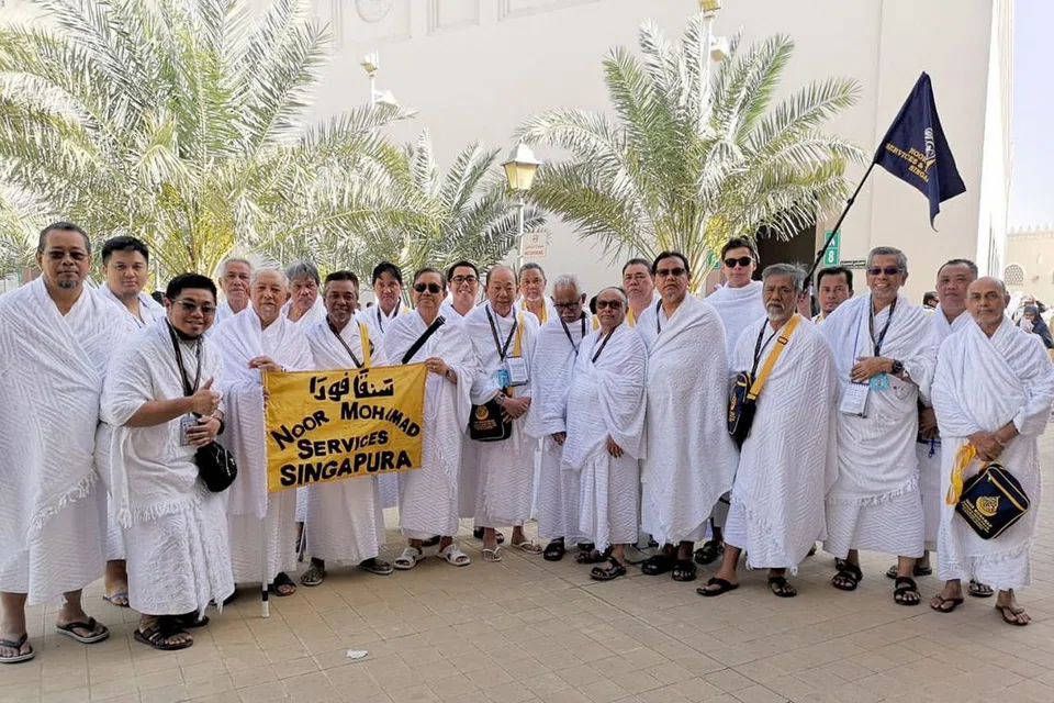 KURANG SEDIKIT: Tempoh cuti sekolah yang jatuh tidak sejajar dengan permulaan Ramadan, selain caj visa umrah sebanyak 2,000 riyal ($732) bagi jemaah yang mengerjakan umrah 'berulang' menjadi antara sebab jemaah umrah Ramadan berkurangan sedikit tahun ini. - Foto NOOR MOHAMAD SERVICES & TRAVEL PTE LTD