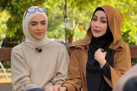 Erysha Emyra (kiri) mengekalkan hubungan baik dengan ibunya, Datin Seri Noniswara Baharudin, mahupun bapanya, Zakaria Rahman, meskipun orang tuanya sudah lama berpisah ketika usianya baru tujuh tahun.