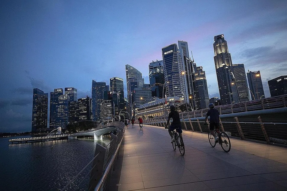 MASA DEPAN SINGAPURA: Dalam satu kajian bagi Insitut Daya Saing Asia, seandainya kesan Covid-19 semakin lenyap setelah tiga suku, pemulihan dalam sekitar enam suku kemungkinan berlaku bagi semua sektor Singapura kecuali pembinaan. - Foto EPA-EFE