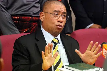 MENTERI BESAR PERAK: Ahli Dewan Undangan Negeri, Datuk Saarani Mohamad, secara rasmi menjadi Menteri Besar Perak ke-14 selepas mengangkat sumpah jawatan di depan Sultan Perak, Sultan Nazrin Shah, semalam. - Foto THE STAR