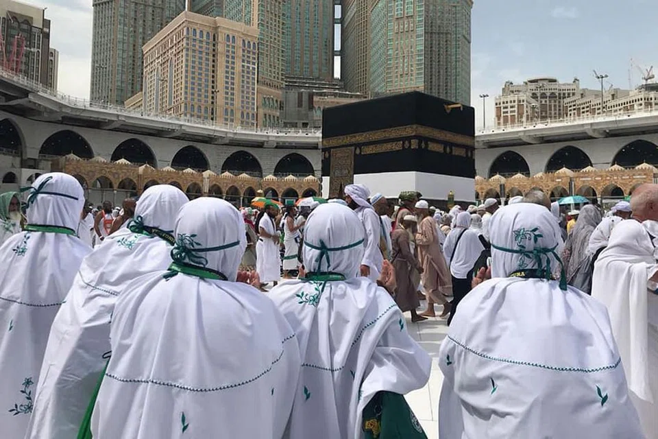 Menyahut seruan Haji: MOHON DI DEPAN KAABAH: Sebahagian daripada jemaah haji Singapura berdoa dekat Kaabah yang penuh dikelilingi jemaah yang sedang melakukan tawaf. - Foto FACEBOOK/SHAHIDAH HUB