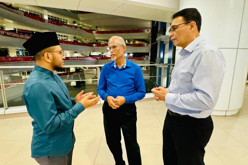Menteri Bertanggungjawab bagi Ehwal Masyarakat Islam, Encik Masagos Zulkifli Masagos Mohamad (tengah) bersama Mufti Singapura, Dr Nazirudin Nasir (kiri) dan Ketua Eksekutif Majlis Ugama Islam Singapura (Muis), Encik Kadir Maideen (kanan).