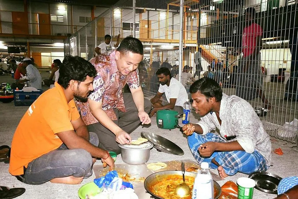 SANTUNI PEKERJA ASING: Selain memerah otak dalam bengkel, pekerja Bangladesh menjamu selera bersama Encik Amrin (dua dari kiri).