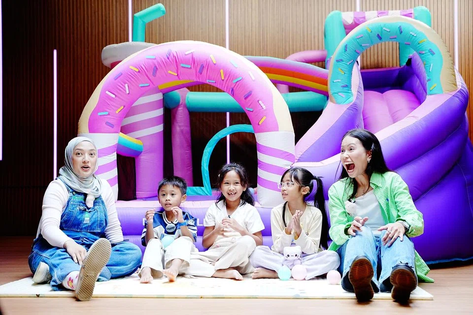 Sempena Hari Kanak-Kanak, NoTapis dan OMGxBH menampilkan si cilik, Zara Sofia Muhd Syahrul (dua dari kanan), Elliya Sophia Mohammad Sofian (tengah) dan Eilshan Shakil Mohammad Sofian untuk menjawab persoalan ‘besar’ tentang mengembangkan keluarga di Singapura bersama penerbit podcast, Cik Natasha Mustafa (kiri) dan wartawan media sosial, Cik Shaza Daliela Rahmat.
