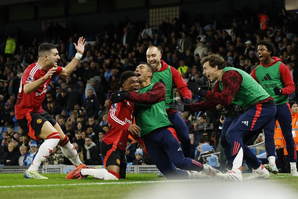 Pemain simpanan Manchester United, Casemiro (tiga dari kiri), memeluk penjaring gol kemenangan, Amad Diallo (dua dari kiri), dalam perlawanan menentang Manchester City pada 15 Disember.