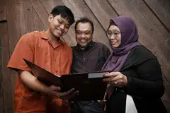 PUAS HATI: Razin (kiri), bersama ibu bapanya, Encik Sirhan (tengah) dan Cik Yurni (kanan) amat berpuas hati dengan keputusan IB dan berharap untuk melanjutkan pembelajarannya di Melbourne, Australia. - Foto BH oleh KHALID BABA