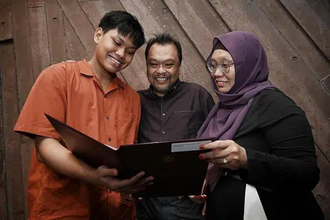 PUAS HATI: Razin (kiri), bersama ibu bapanya, Encik Sirhan (tengah) dan Cik Yurni (kanan) amat berpuas hati dengan keputusan IB dan berharap untuk melanjutkan pembelajarannya di Melbourne, Australia. - Foto BH oleh KHALID BABA
