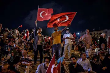 Penunjuk perasaan mengibarkan bendera Turkey di Dataran Taksim di Istanbul pada 17 Julai semasa perhimpunan menyokong pemerintah berikutan percubaan rampasan kuasa yang gagal.