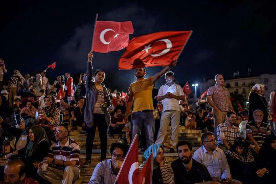 Penunjuk perasaan mengibarkan bendera Turkey di Dataran Taksim di Istanbul pada 17 Julai semasa perhimpunan menyokong pemerintah berikutan percubaan rampasan kuasa yang gagal.
