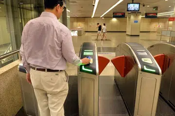 SIMPLYGO: Penumpang yang menggunakan sistem SimplyGo hanya perlu menyentuh kad atau telefon bijak mereka yang dilengkapi dengan Apple Pay, Fitbit Pay, Google Pay atau Samsung Pay pada gantri stesen kereta api atau apabila naik dan turun bas.