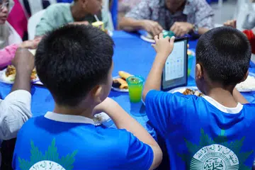 Anak-anak Rumah Kebajikan Muhammadiyah (RKM) berhimpun bersama keluarga mereka untuk berbuka puasa beramai-ramai pada 22 Mac semasa majlis iftar tahunan RKM.