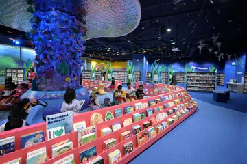Kanak-kanak membaca buku di Perpustakaan Awam Sentral.