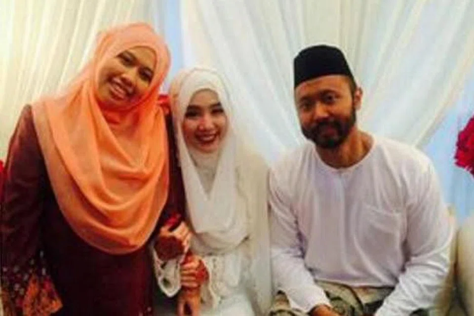 PILIHAN HATI: Raisyyah Rania, atau Felixia Yeap (tengah), menikahi Dr Rezal Khairi Ahmad (kanan) hujung minggu lalu. - Foto BEAUTIFUL NARA