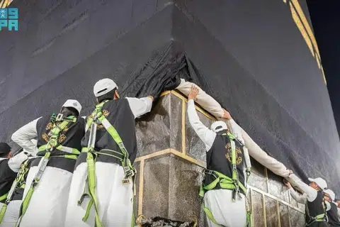 Bahagian bawah kain kelambu hitam yang menutupi Kaabah, dikenali sebagai kiswah, mula dinaikkan agar bebas daripada sebarang pencemaran, menjelang musim haji apabila jemaah melakukan tawaf.