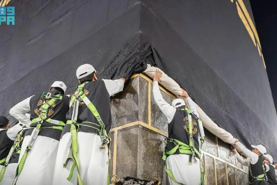 Bahagian bawah kain kelambu hitam yang menutupi Kaabah, dikenali sebagai kiswah, mula dinaikkan agar bebas daripada sebarang pencemaran, menjelang musim haji apabila jemaah melakukan tawaf.