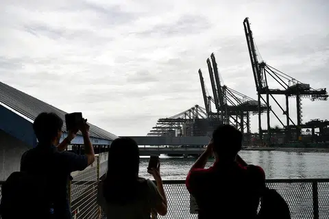 MANFAAT TEKNOLOGI: Apabila PSA berpindah ke Tuas, pelabuhan baru itu tidak akan menjadi "satu lagi Terminal Pasir Panjang yang lebih besar", tetapi akan melihat penggunaan teknologi dan mesin untuk meningkatkan produktiviti. - Foto BH oleh LIM YAOHUI