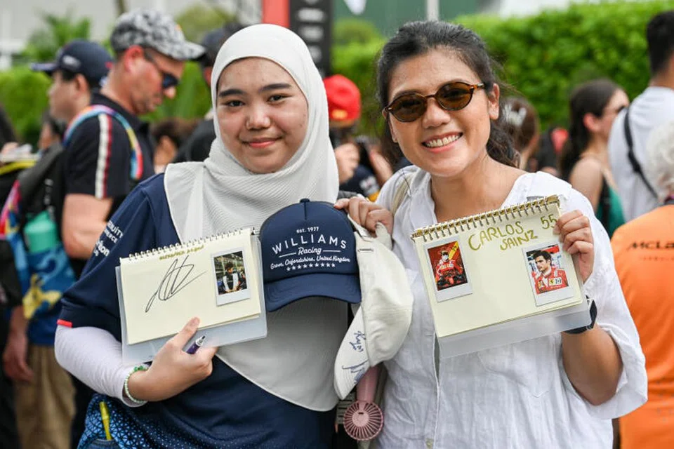 Pasangan mak cik dan anak saudara, Cik Sofia Idayu Sabtu (kanan) dan Cik Awadah Syahmah Azman, datang ke perlumbaan Grand Prix Singapura Formula Satu 2024 seawal 11 pagi pada 21 September untuk bertemu dan mendapatkan tandatangan pemandu kegemaran mereka.