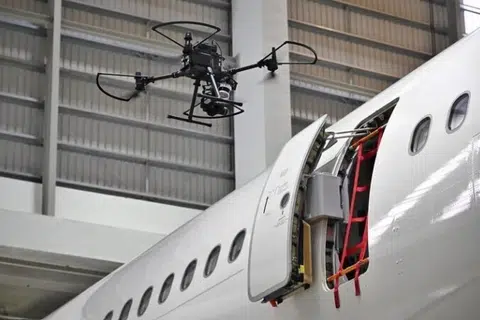 Sebuah kemudahan bagi penyelenggaraan, pembaikan dan baik pulih (MRO) kerangka pesawat baharu, $170 juta menggajikan lebih 500 pekerja, teknologi dron serta robot, ST Engineering di Singapura