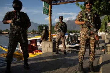Anggota pasukan keselamatan India berkawal di tebing Tasik Dal berikutan serangan militan berhampiran Pahalgam Kashmir selatan, di Srinagar, pada 25 April. 