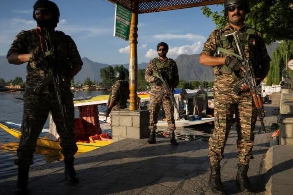 Anggota pasukan keselamatan India berkawal di tebing Tasik Dal berikutan serangan militan berhampiran Pahalgam Kashmir selatan, di Srinagar, pada 25 April. 