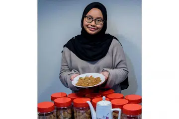 BELAJAR BERDIKARI: Bagi Sumayyah, berniaga secara kecilan dapat membantu keluarga dan menampung wang perbelanjaan persekolahan, sekali gus menjadikan dirinya lebih berdikari walaupun di usia remaja. - Foto BH oleh NUR DIYANA TAHA