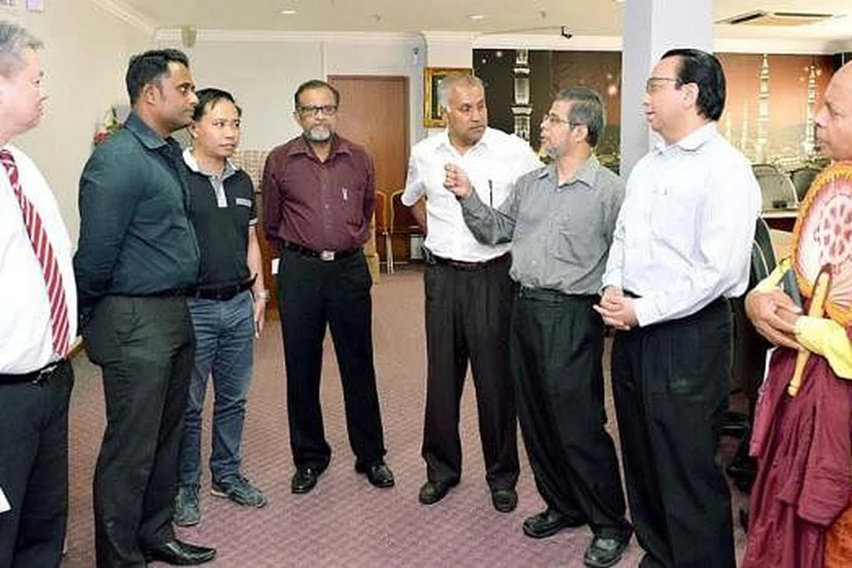 GANDING BAHU: Dr Hasbi (dua dari kanan) bersama pegawai kanan Jamiyah mengadakan pertemuan dengan beberapa pemimpin pertubuhan bukan Islam untuk melakar program pendekatan belia demi menggalak keharmonian dan mencegah peradikalan sendiri. - Foto KHALID BABA