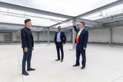 Timbalan pengurus besar pembangunan perniagaan PacificLight, Encik Thomas Lim (kanan), menunjukkan di mana panel suria akan ditempatkan. Bersamanya ialah pengarah kumpulan estet baru JTC, Encik Nelson Liew (kiri), dan pengarah penghantaran Univers, Encik Zahir Siddique. 