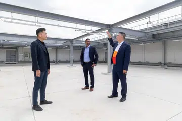 Timbalan pengurus besar pembangunan perniagaan PacificLight, Encik Thomas Lim (kanan), menunjukkan di mana panel suria akan ditempatkan. Bersamanya ialah pengarah kumpulan estet baru JTC, Encik Nelson Liew (kiri), dan pengarah penghantaran Univers, Encik Zahir Siddique. 