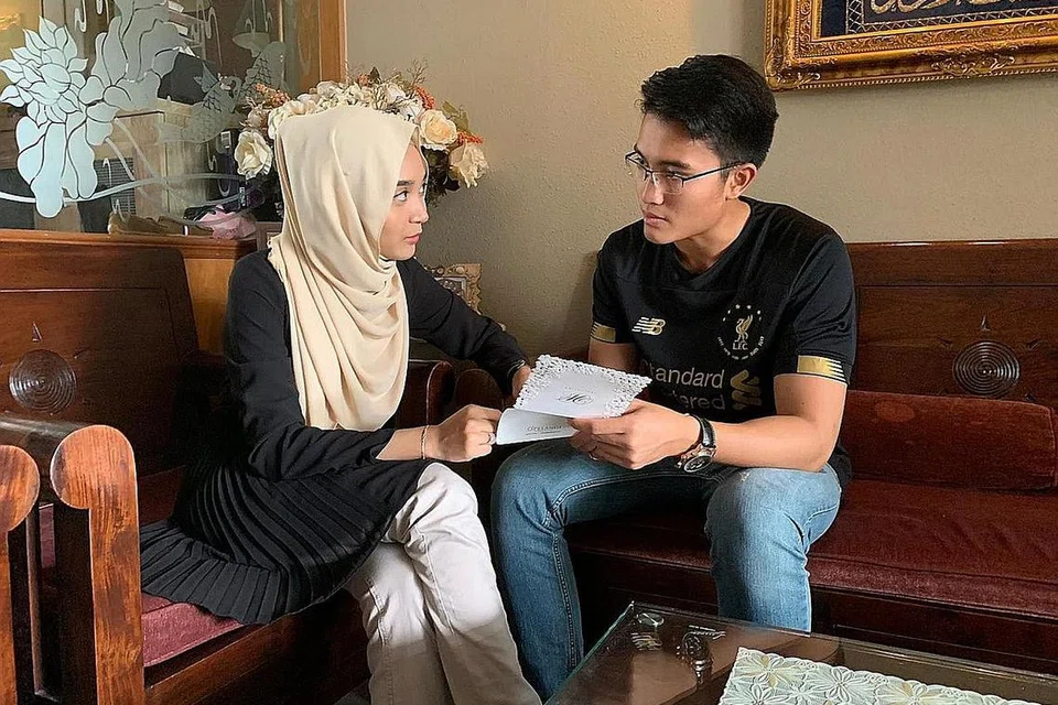 TANGGUNGJAWAB SOSIAL: Pasangan Encik Dzafir dan Cik Izzah sepatutnya mengadakan majlis persandingan pada Sabtu ini tetapi mengambil keputusan menganjakkan tarikh itu. - Foto ihsan SITI NUR IZZAH MOHD ZUBIR