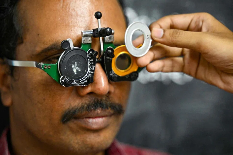 PEMERIKSAAN MATA BERKALA: Pastikan anda mendapat nasihat doktor mata untuk memastikan fungsi penglihatan adalah baik.