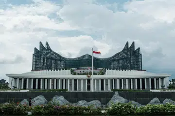 Presiden Indonesia, Encik Prabowo Subianto. telah mengeluarkan peraturan yang secara rasmi menetapkan Nusantara sebagai pusat politik Indonesia menjelang 2028.