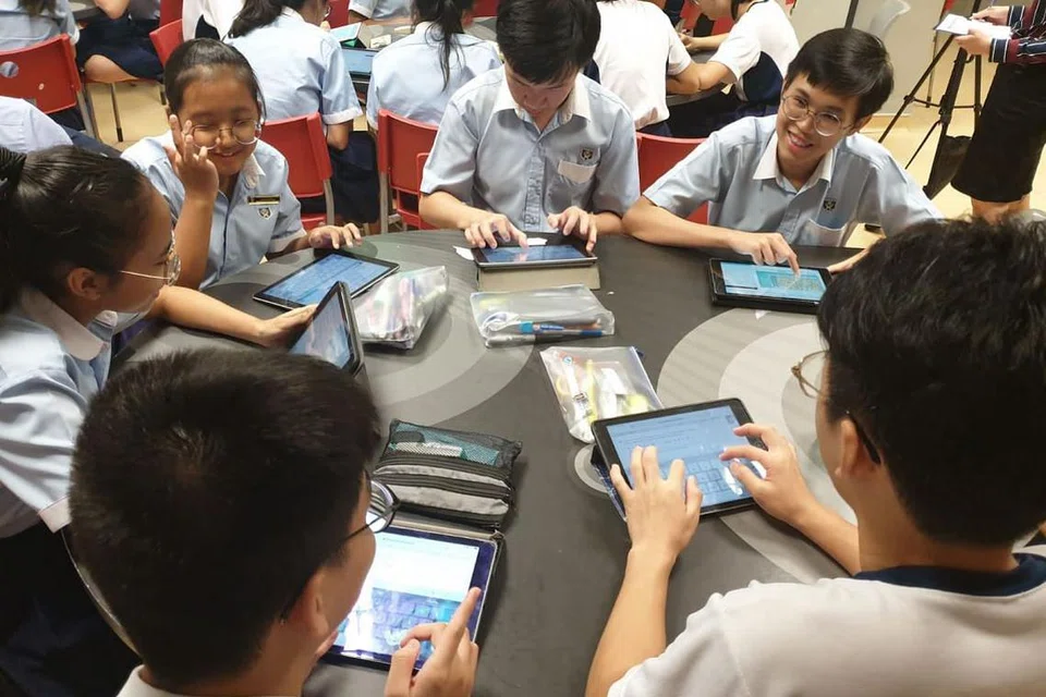 PERANTI PERIBADI: Pelajar Sekolah Menengah Ngee Ann menggunakan Peranti Pembelajaran Peribadi (PLD) dalam satu perbincangan berkumpulan, yang diadakan sebelum Covid-19. Semua pelajar sekolah menengah akan memiliki PLD menjelang hujung 2021.