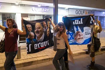 Rakyat Israel menyertai perhimpunan di Tel Aviv pada 28 Oktober 2026 bagi mendesak parti-parti Arab Israel dilibatkan dalam pembentukan pemerintah  campuran baru. Desakan itu menyusuli pilihan raya yang menyaksikan parti Arab meraih sokongan besar, sekali gus berpotensi menjadi penentu pembentukan pemerintah ketika Perdana Menteri Benjamin Netanyahu dan pencabarnya gagal memperoleh majoriti jelas di Parlimen.