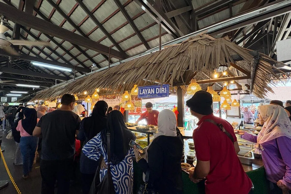 Jumlah pelanggan di Kedai Makan Ain dekat Terachi, Kuala Pilah, Negeri Sembilan, meningkat sepanjang musim Pilihan Raya Negeri (PRN) Negeri Sembilan ke-16 ini.