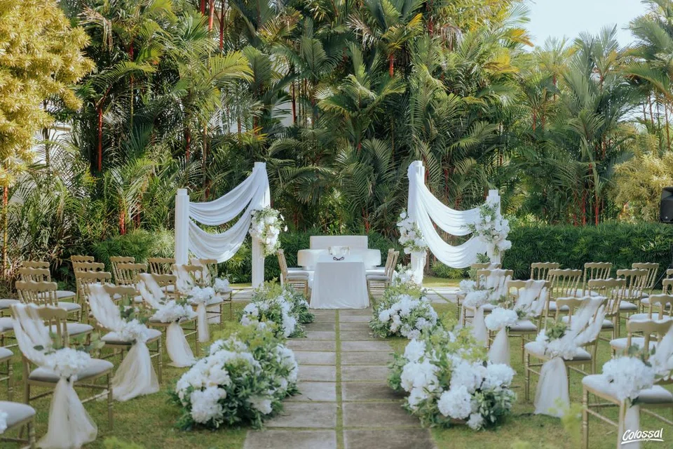 Mutiara di Barat yang terletak di Warren Golf & Country Club, Choa Chu Kang direka khas dikelilingi tumbuhan hijau. 