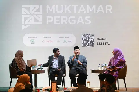 Muktamar Pergas 2025 menampilkan tiga anggota panel yang terdiri daripada (dari kiri) Ustazah Dr Nur ‘Alaniah Wahid; Penyelidik Utama di Institut Pengajian Dasar (IPS), Dr Mathew Mathews; dan Timbalan Mufti, Ustaz Dr Muhammad Hannan Hassan. Sesi soal jawab dikendalikan oleh Ustazah Amalina Abdul Nasir.