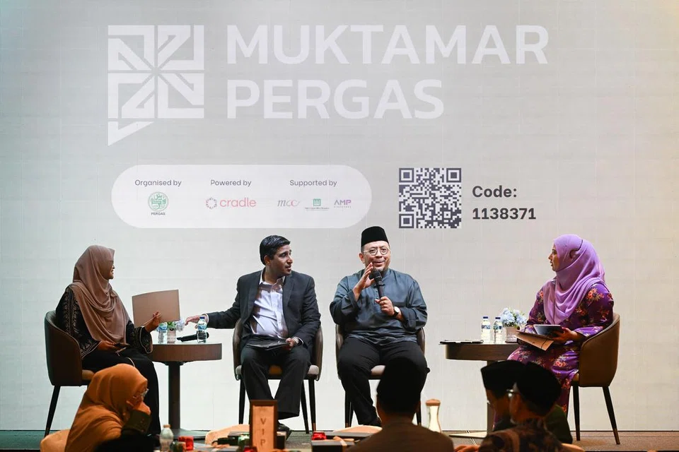 Muktamar Pergas 2025 menampilkan tiga anggota panel yang terdiri daripada (dari kiri) Ustazah Dr Nur ‘Alaniah Wahid; Penyelidik Utama di Institut Pengajian Dasar (IPS), Dr Mathew Mathews; dan Timbalan Mufti, Ustaz Dr Muhammad Hannan Hassan. Sesi soal jawab dikendalikan oleh Ustazah Amalina Abdul Nasir.