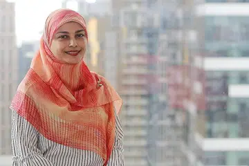 BERDAYA TAHAN: Cik Alima Banu yang sejak kecil lagi mengenal erti daya tahan, bukan sahaja mahu berjaya dalam tugasannya tetapi turut menyumbang kepada industri audit secara am. - Foto PWC SINGAPORE