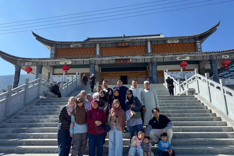 Penulis, Cik Nur Humaira Sajat (paling kiri) bergambar bersama keluarganya dan imam masjid (paling kanan, barisan akhir) di Dali.