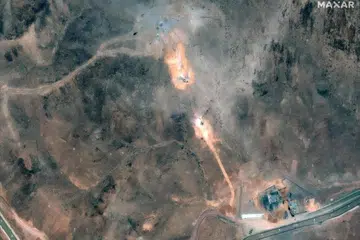 Imej satelit edaranMaxar Technologies dan bertarikh 1 Julai 2025, menunjukkan aktiviti berhampiran bangunan perimeter serta lubang-lubang di bahagian selatan yang disebabkan oleh serangan udara Amerika Syarikat pada 22 Jun ke atas Kompleks Loji Pengayaan Bahan Api Fordo (Fordow), kira-kira 30 kilometer di utara Qom, Iran tengah. 